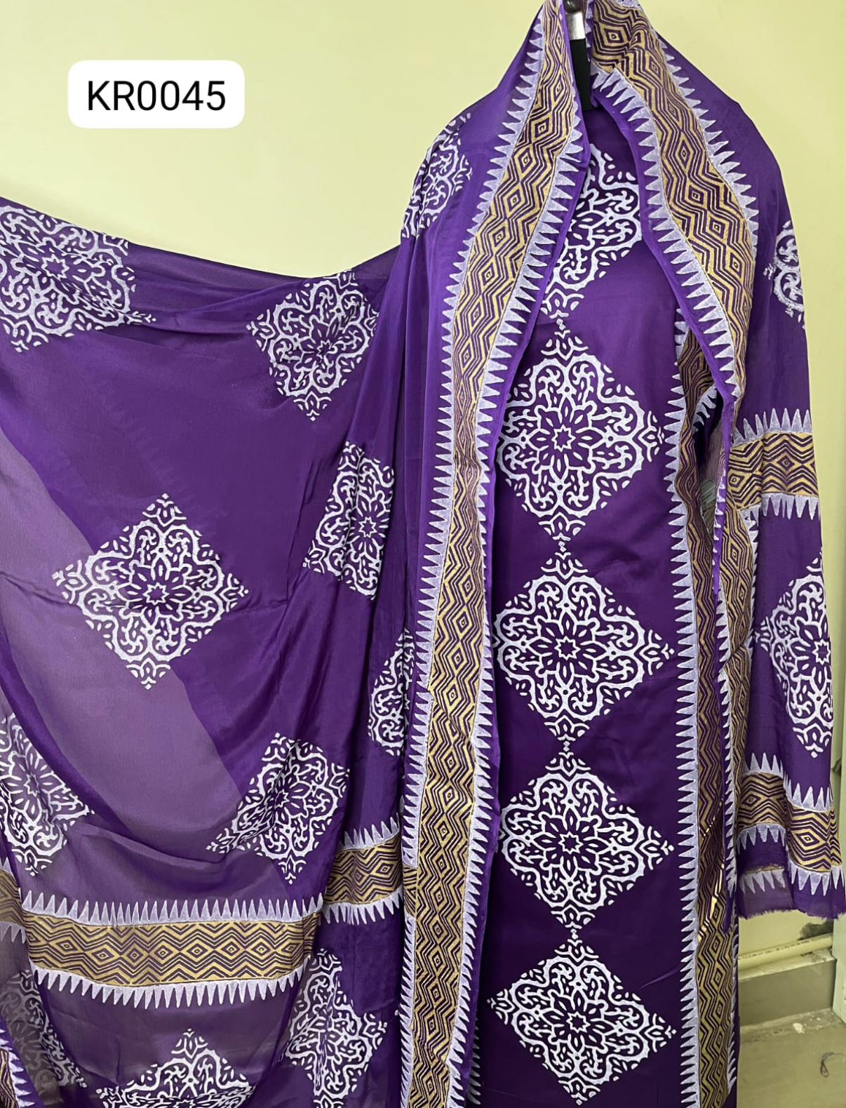 KR0045 – Block Printed Jaam Cotton Suit Set